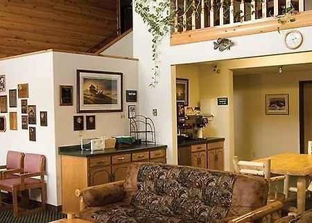 Mcquoid'S Inn And Event Center Isle Экстерьер фото