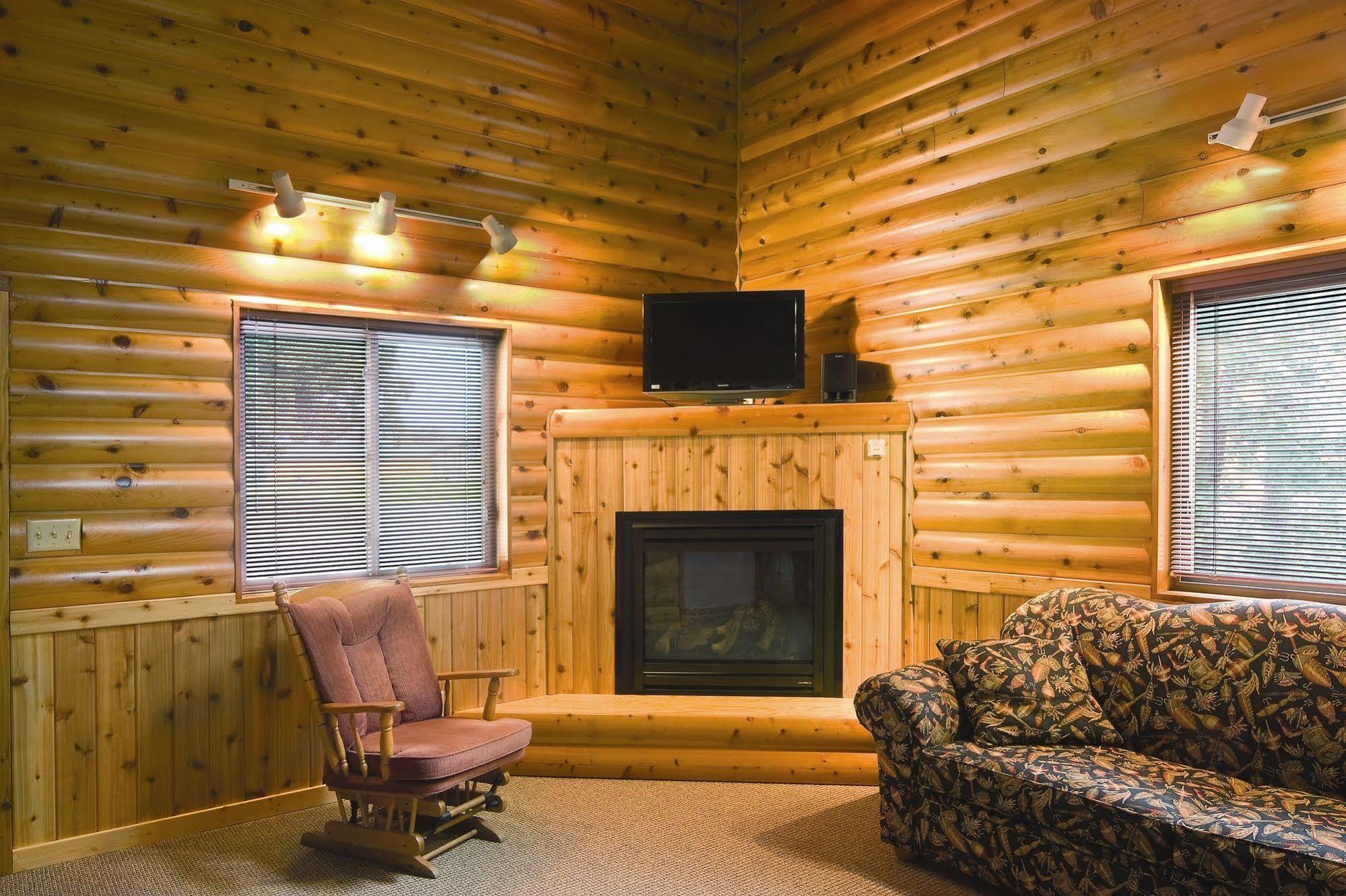 Mcquoid'S Inn And Event Center Isle Экстерьер фото