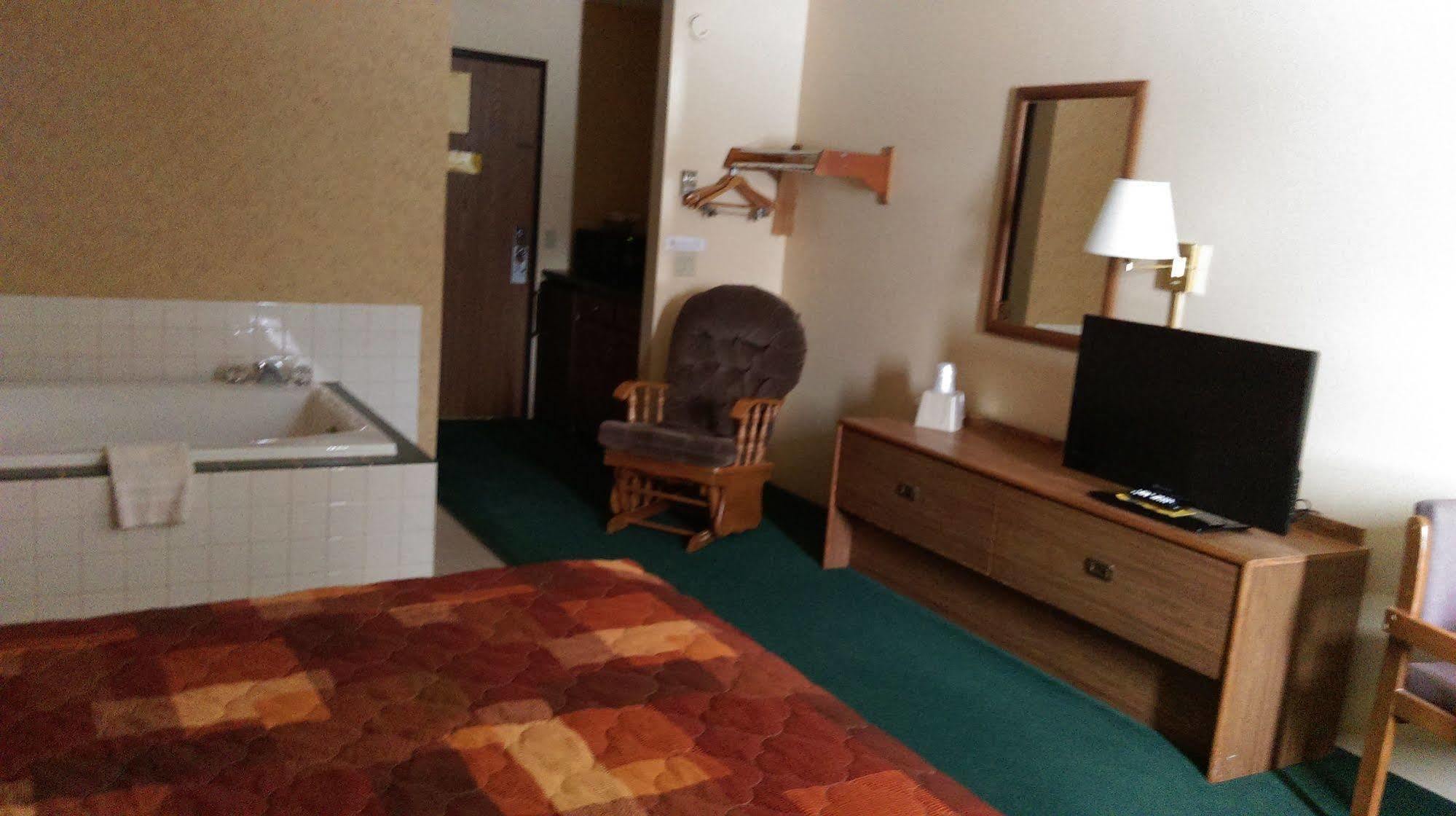Mcquoid'S Inn And Event Center Isle Экстерьер фото
