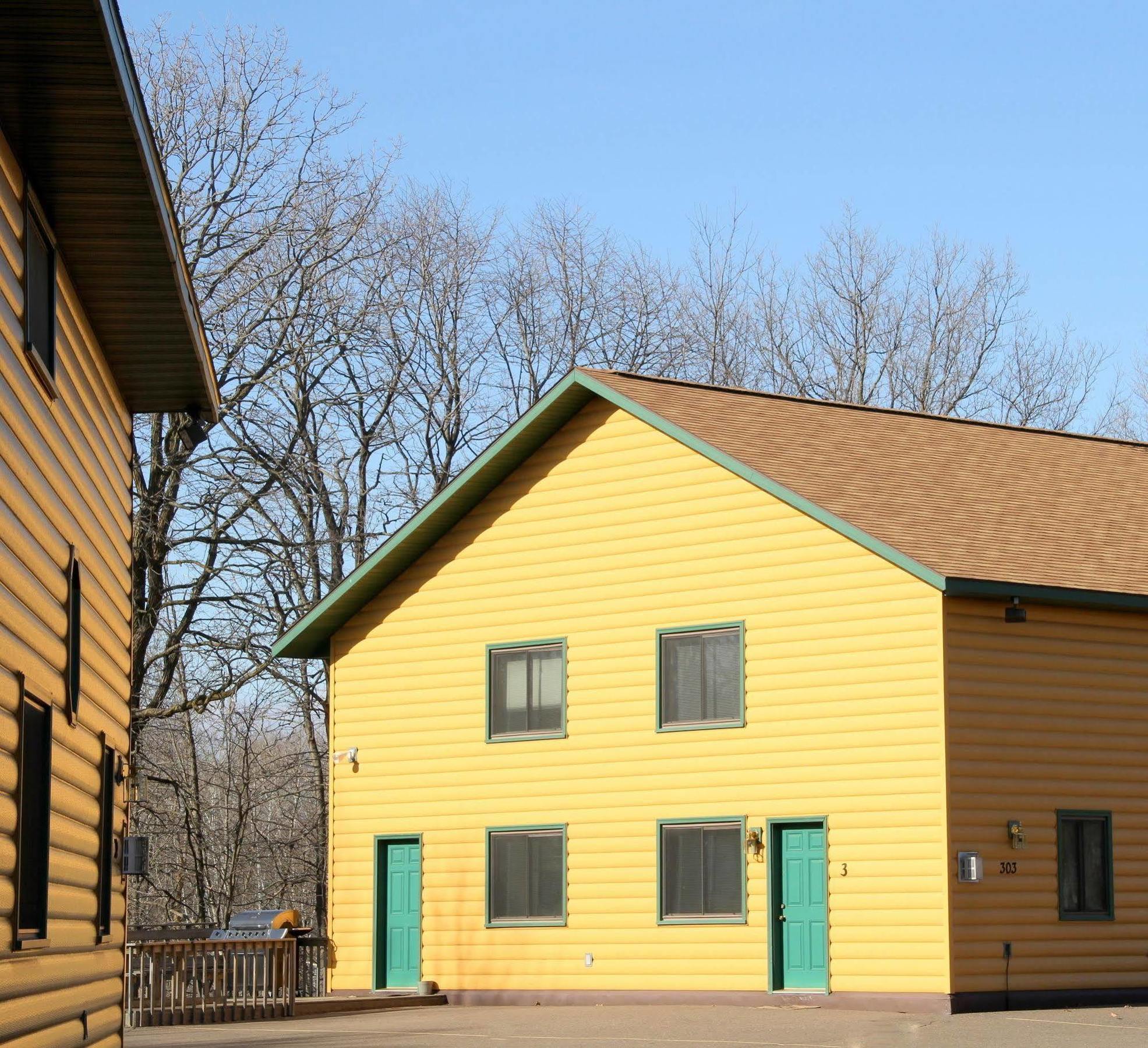 Mcquoid'S Inn And Event Center Isle Экстерьер фото