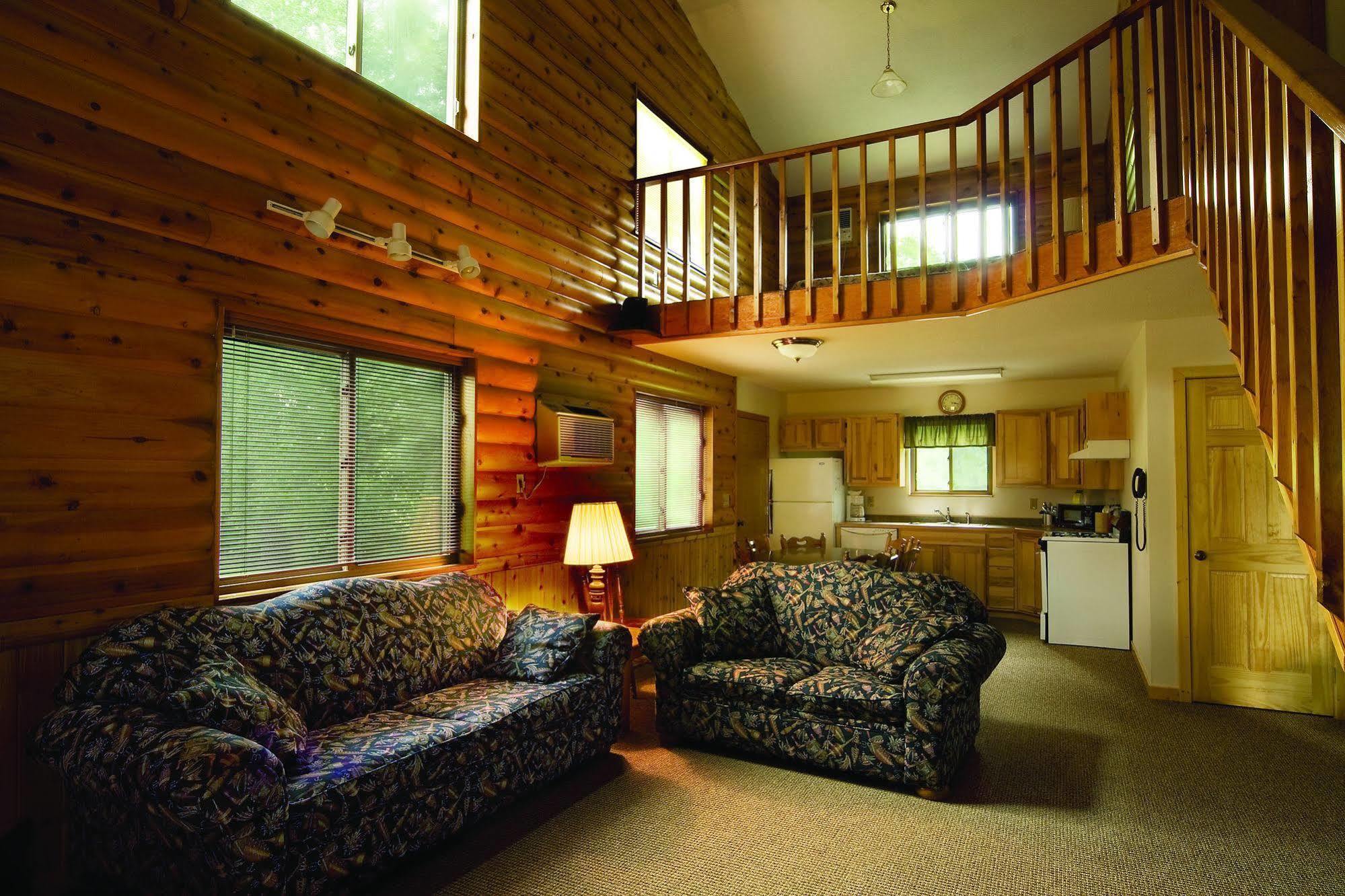 Mcquoid'S Inn And Event Center Isle Экстерьер фото