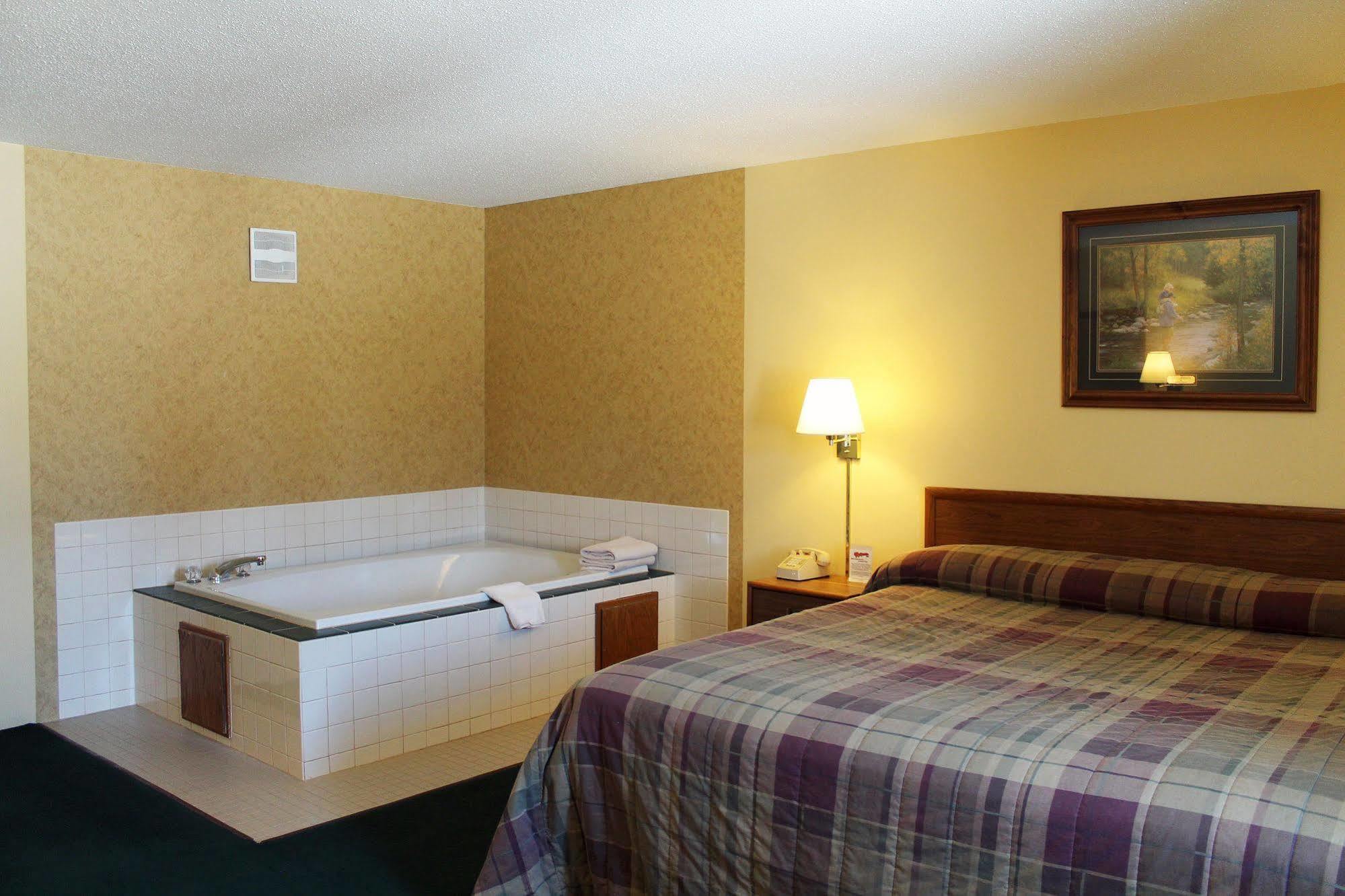 Mcquoid'S Inn And Event Center Isle Экстерьер фото
