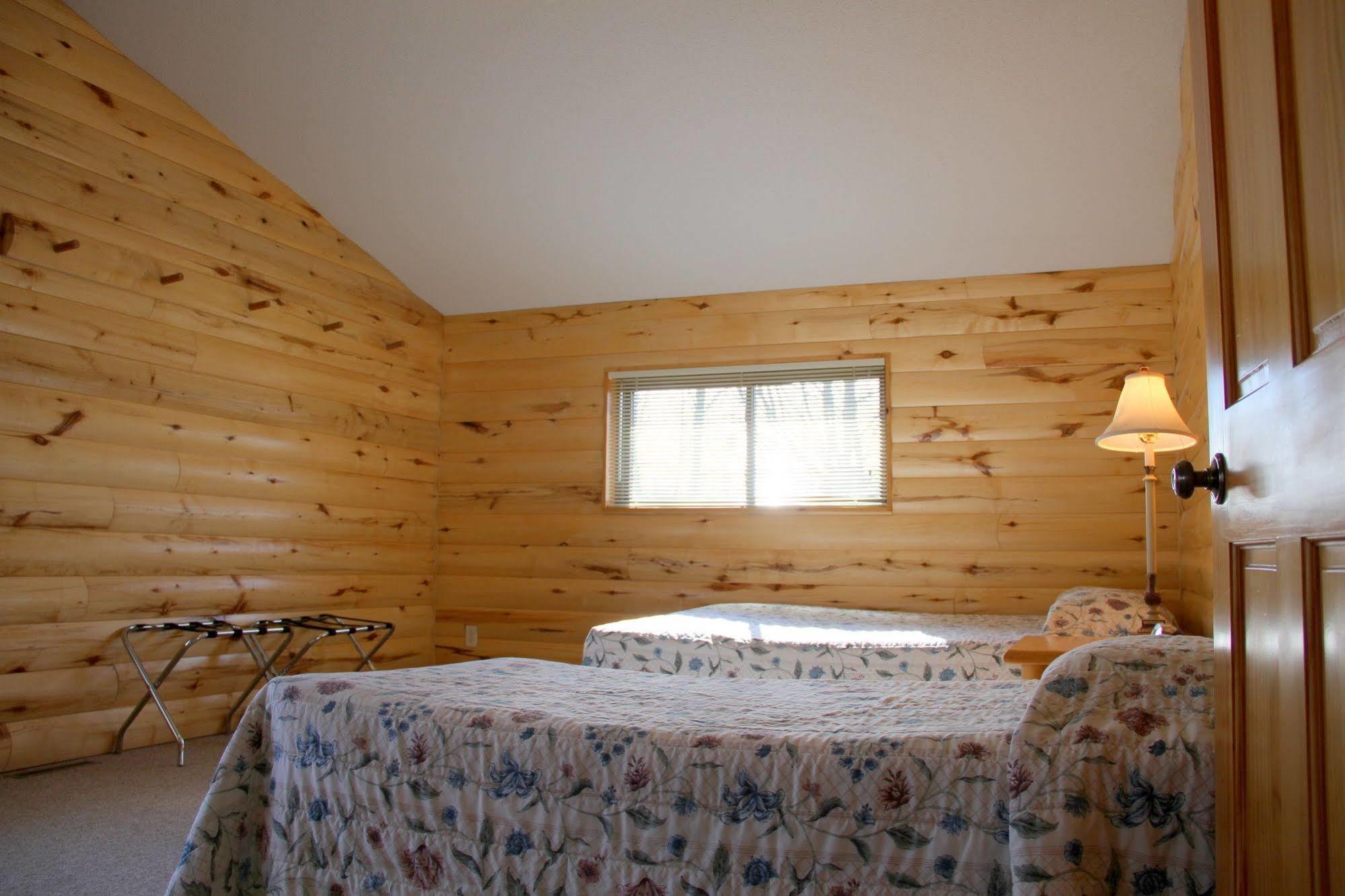 Mcquoid'S Inn And Event Center Isle Экстерьер фото