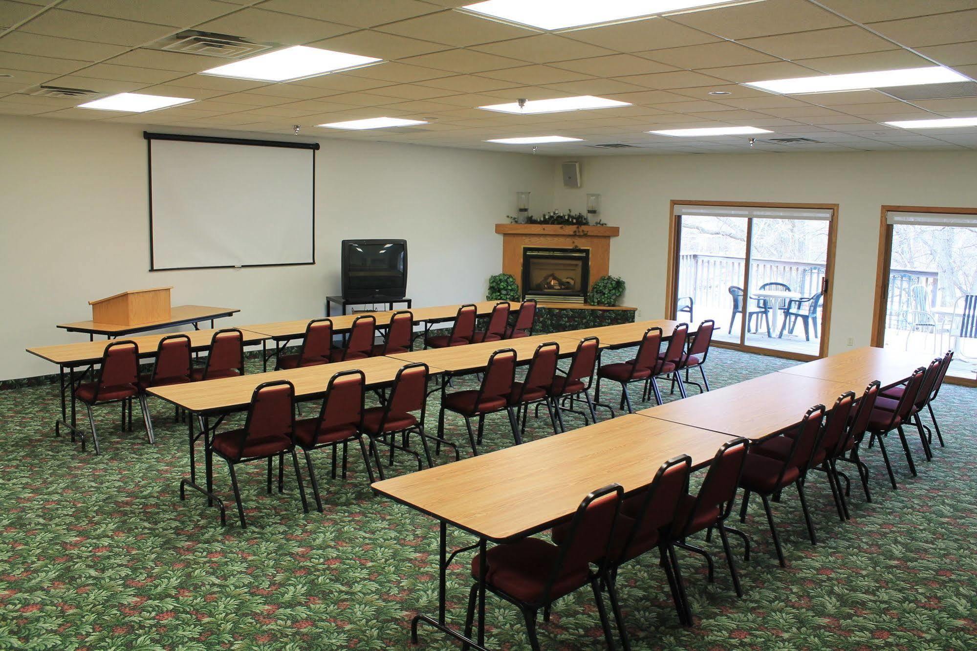 Mcquoid'S Inn And Event Center Isle Экстерьер фото