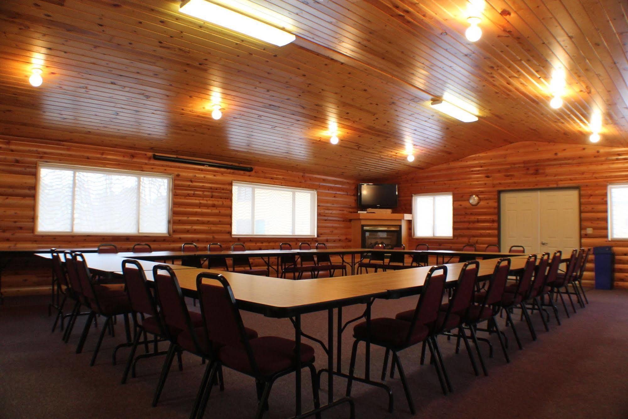 Mcquoid'S Inn And Event Center Isle Экстерьер фото