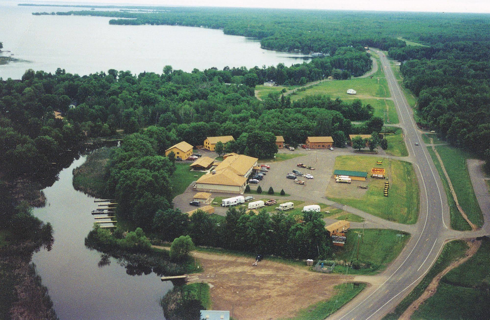 Mcquoid'S Inn And Event Center Isle Экстерьер фото