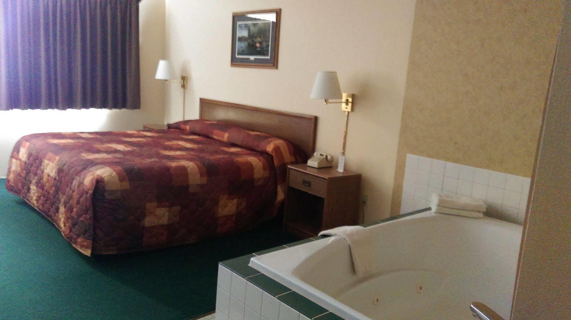 Mcquoid'S Inn And Event Center Isle Экстерьер фото